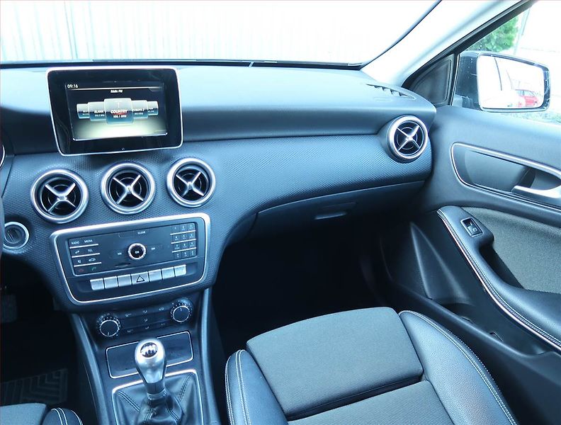 Mercedes-Benz Třídy A (2016) A 180, Serv.kniha, Kůže - fotka 8 z 15