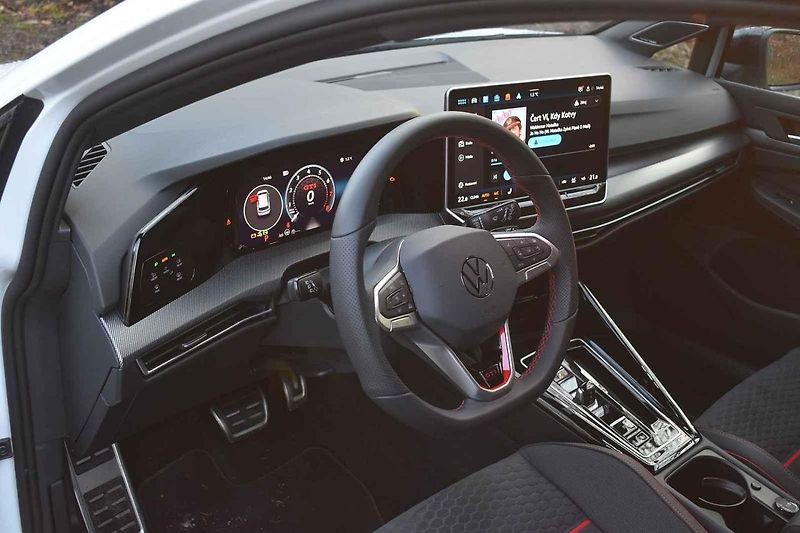 Volkswagen Golf GTI se cítí skvěle na méně frekventovaných silnicích.