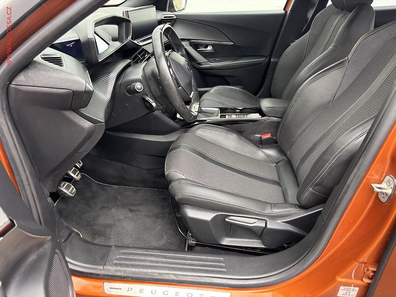 Peugeot 2008 (2020) 1.2 PT, GT Line, LED, navi - fotka 11 z 20