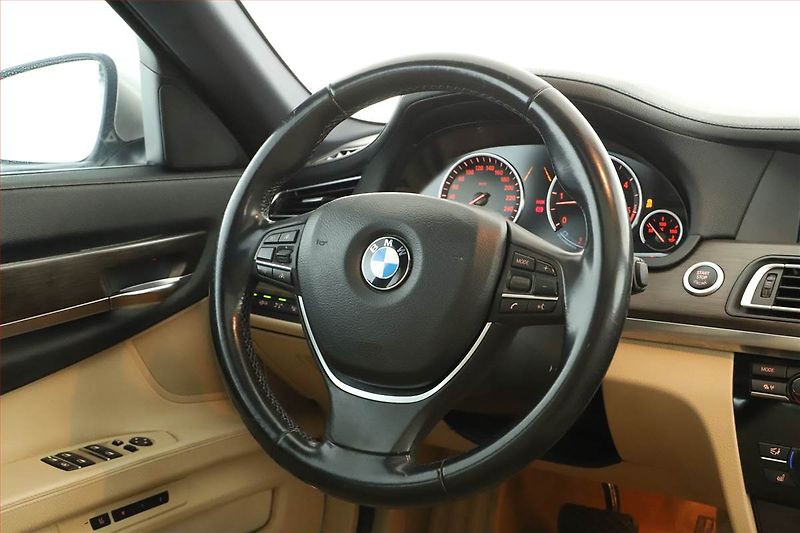 BMW Řada 7 (2010) 740d xDrive, 4X4, Automat - fotka 8 z 22