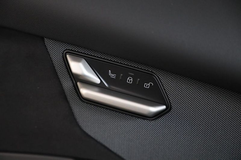 BMW Řada 3 i3 50 xDrive - fotka 13 z 17