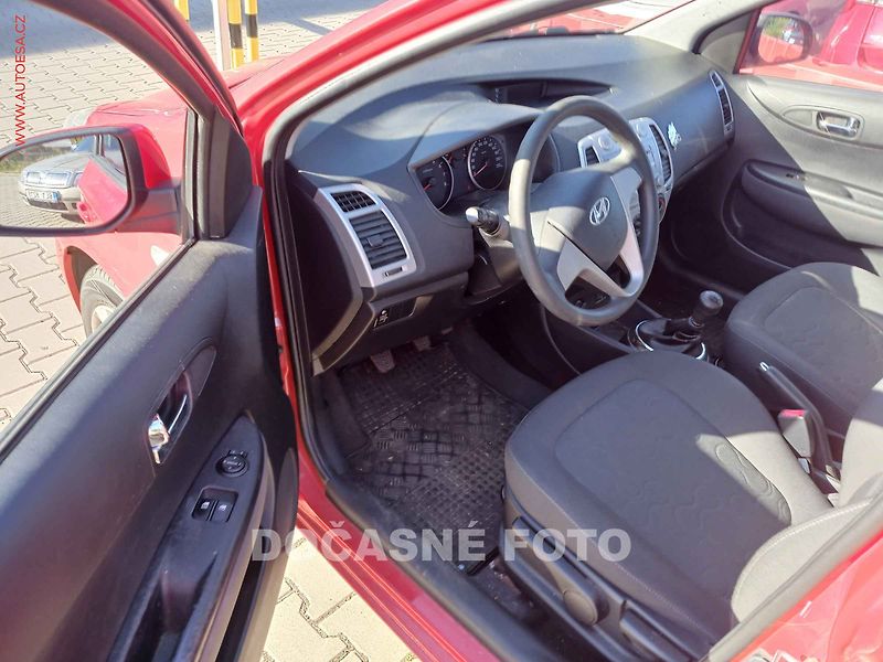 Hyundai i20 (2013) 1.2i, 1.maj,ČR, AC, STK6/28 - fotka 3 z 3