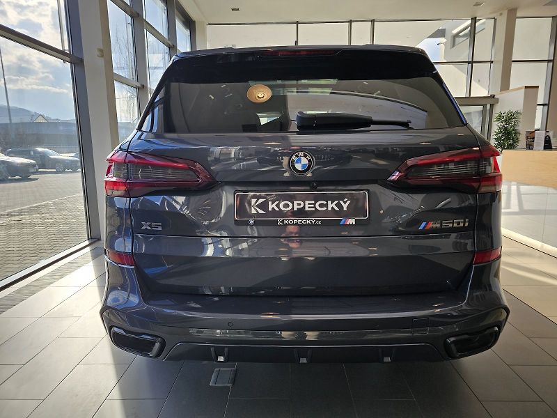 BMW X5 M50i - fotka 7 z 36