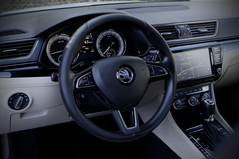 Škoda Superb 3 2.0 TDI 140 kW DSG L&K - fotka 11 z 49