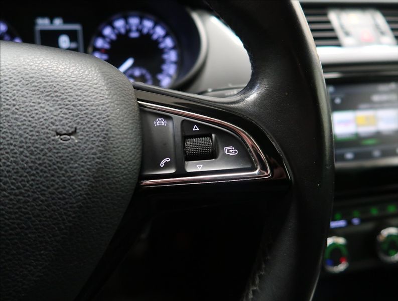 Škoda Octavia 1,2 TSI XENON VÝHŘEV 2x ALU - fotka 14 z 33