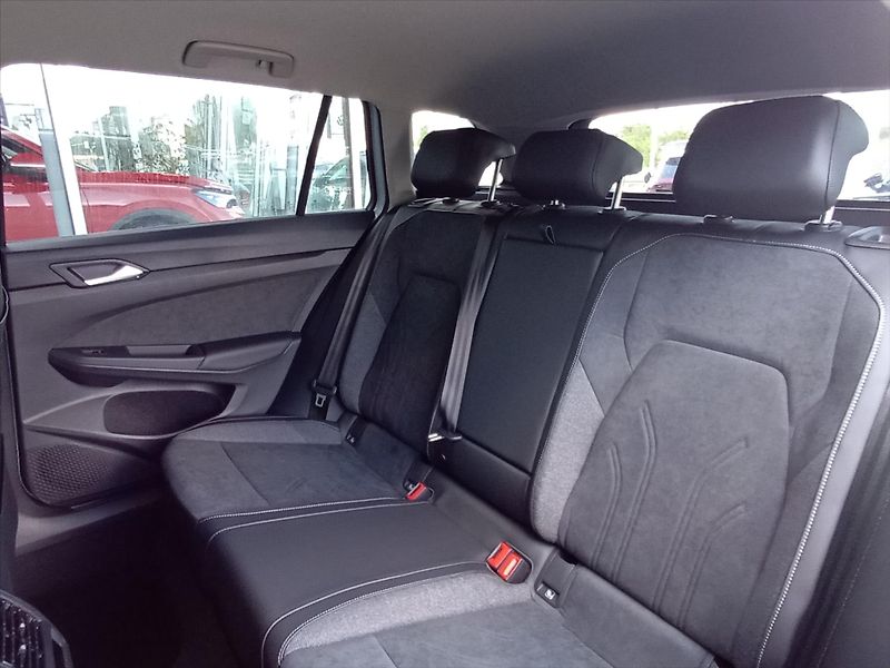 Volkswagen Golf Variant (2026) 1,5 eTSI 7DSG mHEV  People - fotka 17 z 17