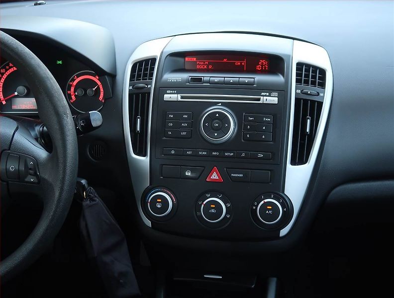Kia Ceed (2010) 1.4 CVVT, nová STK - fotka 12 z 18