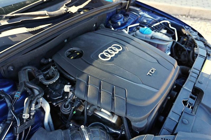 Audi A4 (2013) S-LINE 2,0 TDI 130 kW - fotka 61 z 63