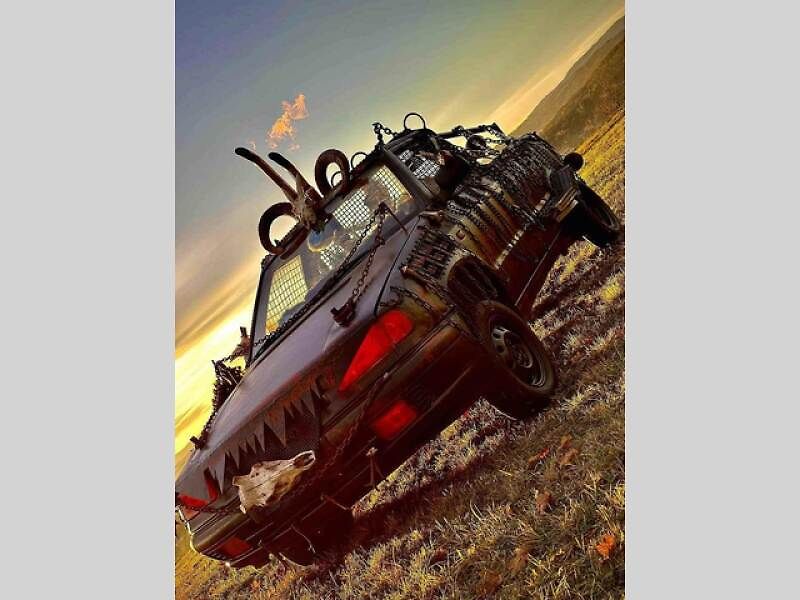 Vůz je podsvícený a šlehá plameny.