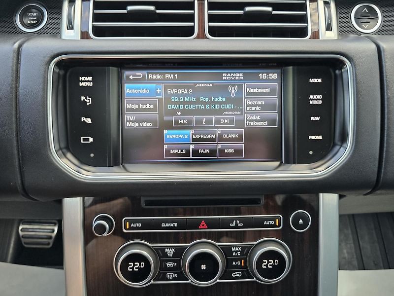 Land Rover Range Rover VOGUE 4,4 V8 250kW 4x4 TAŽNÉ - fotka 38 z 61