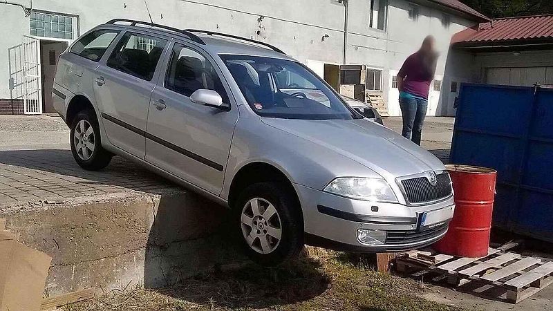 Když auto při parkování špatně zajistíte, může se stát třeba tohle.