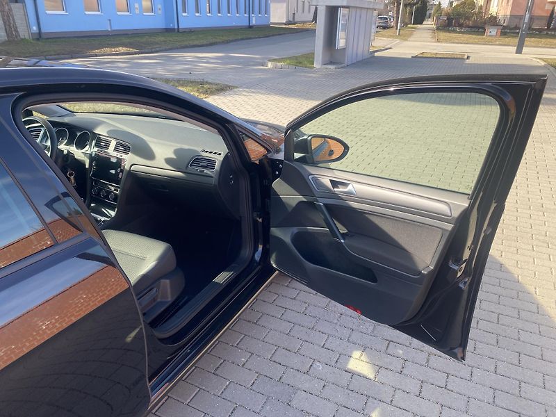Volkswagen Golf 1.6TDi,PLNÁ VÝB.SUPER STAV!! - fotka 30 z 48