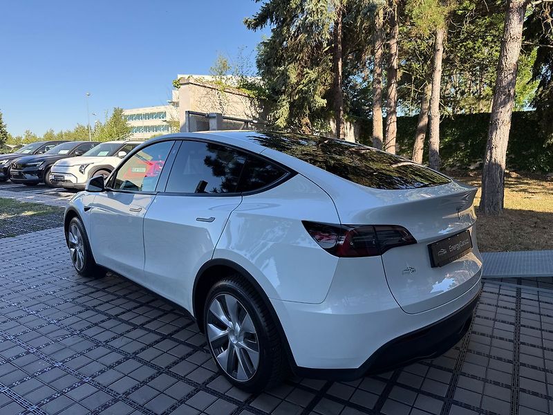 Tesla Model Y Long Range AWD - fotka 4 z 38