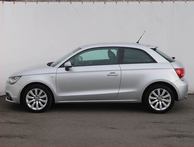 Audi A1 (2011) S-Line 1.6 TDI, Park. senzory - fotka 3 z 17
