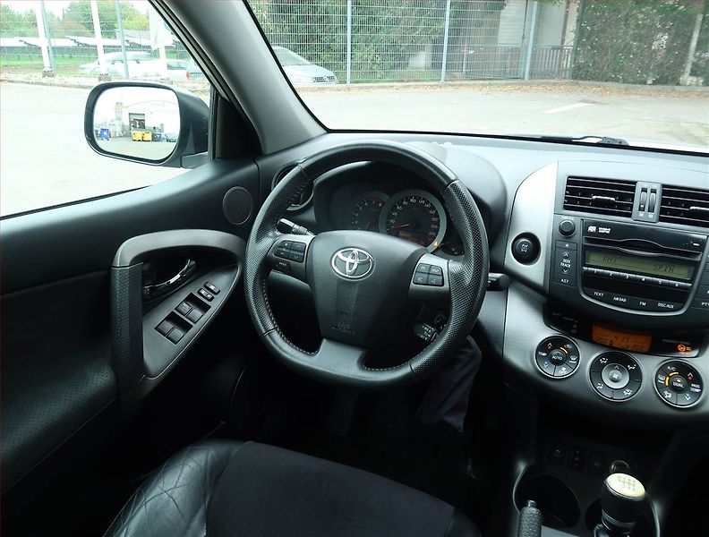 Toyota RAV4 (2011) 2.0 VVT-i, 4X4, Kůže - fotka 7 z 20