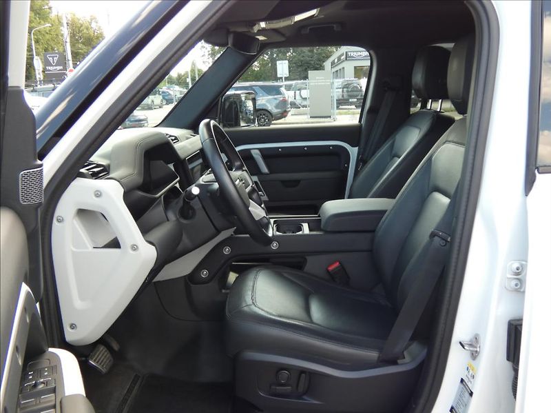 Land Rover Defender 3,0 110 D200 X-Dynamic SE,1maj - fotka 12 z 38