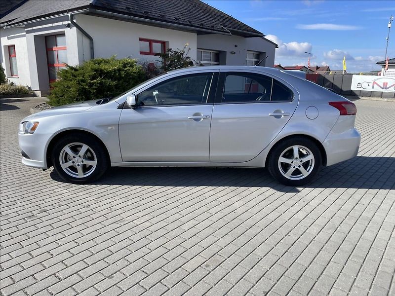 Mitsubishi Lancer 1,6 i 86kw Invite Klima Tažné - fotka 2 z 33