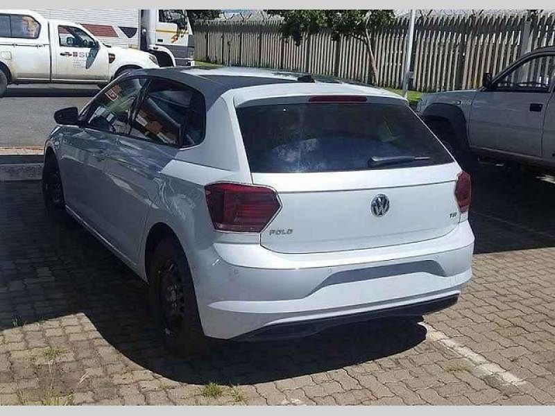 Vlevo zřejmě nový Volkswagen Polo, vpravo snad nový Touareg.