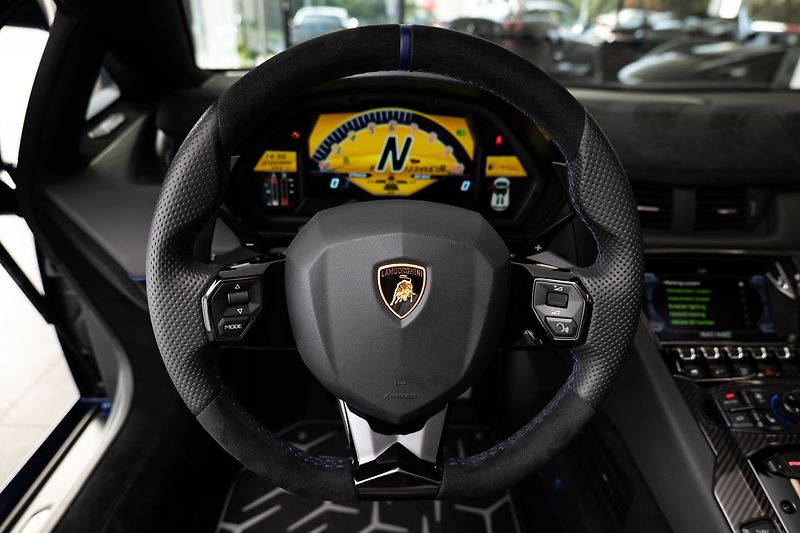 Lamborghini Aventador LP750-4 SV Roadster 1/599 - fotka 6 z 29