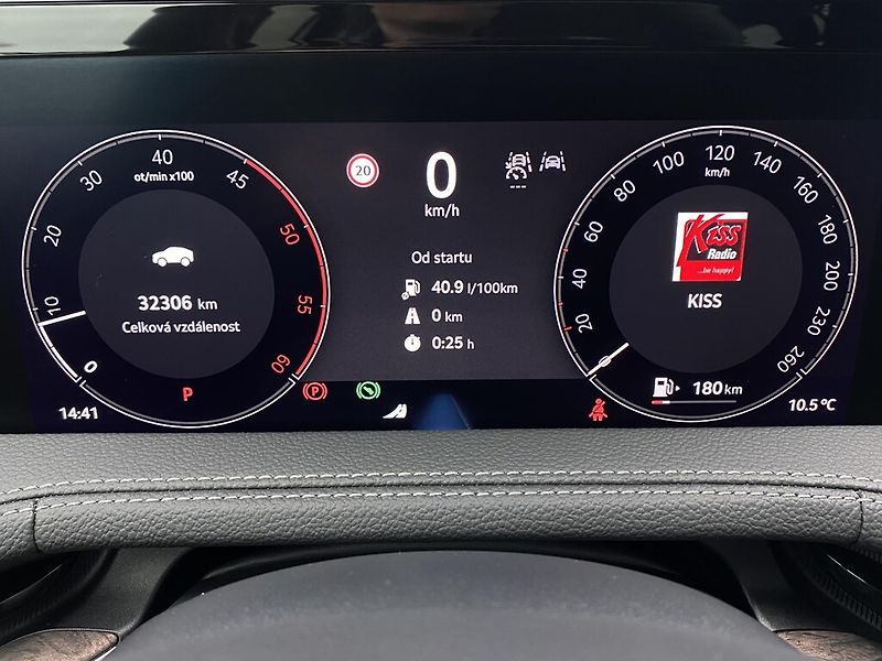 Škoda Superb Combi 2,0 TDI L&K 4x4 DSG - fotka 9 z 30