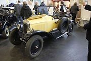 Žlutý dvoumístný Citroën 5CV.