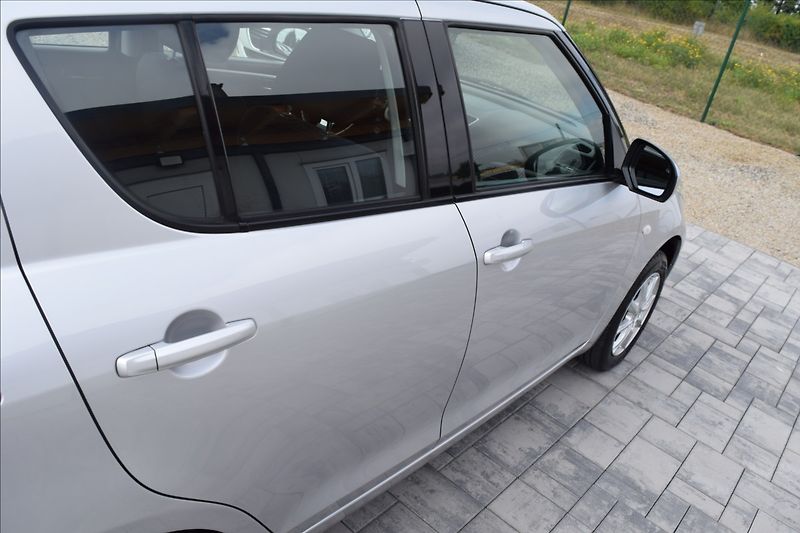 Suzuki Swift 1,2 i 69KW 4X4 ALU KLIMA - fotka 10 z 46