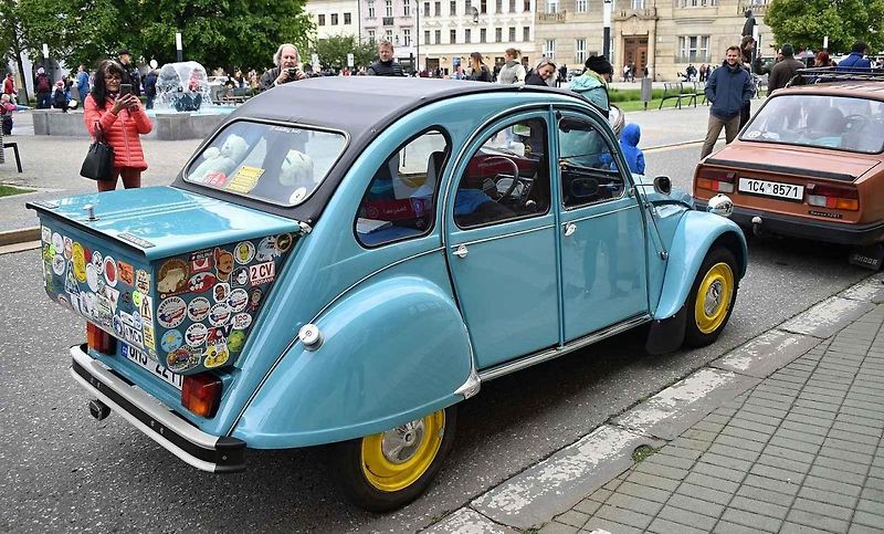 Tradiční sraz autoveteránistů na náměstí T. G. Masaryka v Prostějově. 18. května 2025
