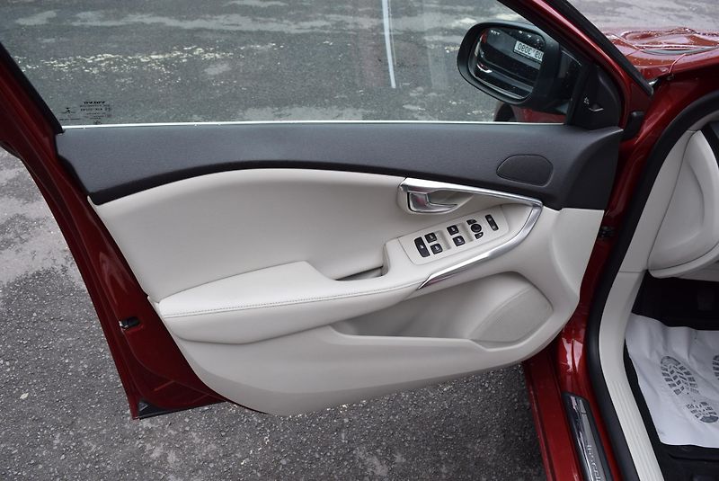 Volvo V40 (2016) 2.0i T2 90kw INSCRIPTION MANUÁ - fotka 18 z 48