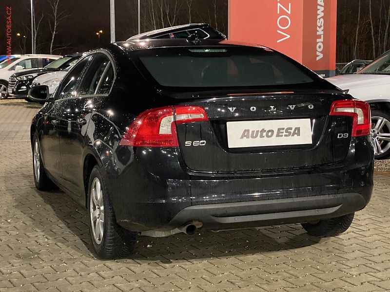 Volvo S60 (2012) 2.0 D3, Navi - fotka 6 z 17
