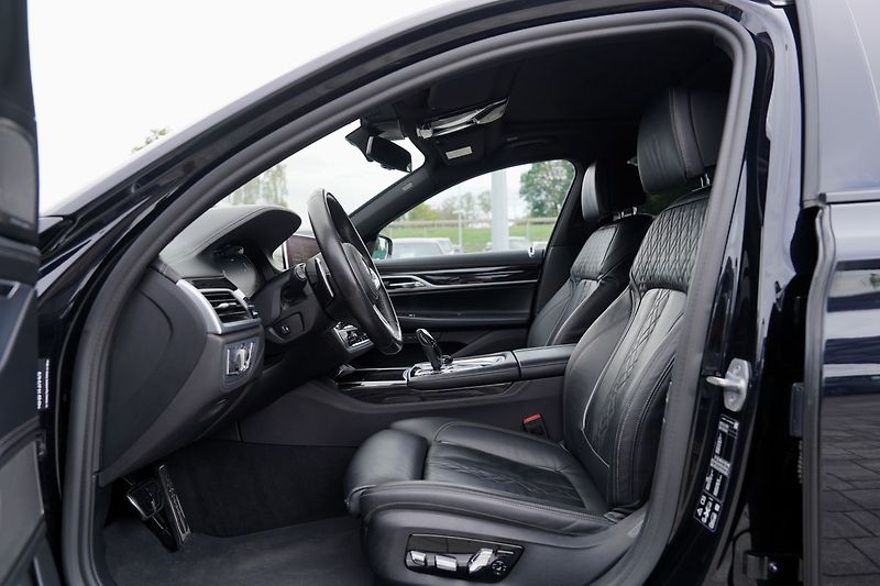 BMW Řada 7 750i xDrive Mpaket/530 PS - fotka 26 z 47