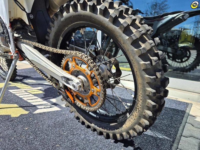 KTM (2021) 450 EXC-F SIX DAYS - fotka 13 z 22