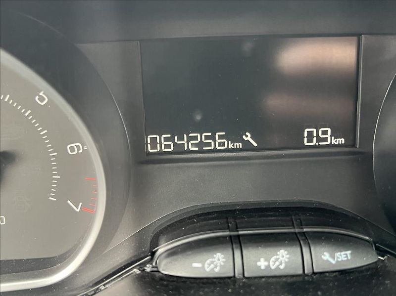 Peugeot 2008 1,2 i Allure klima ALU - fotka 7 z 8