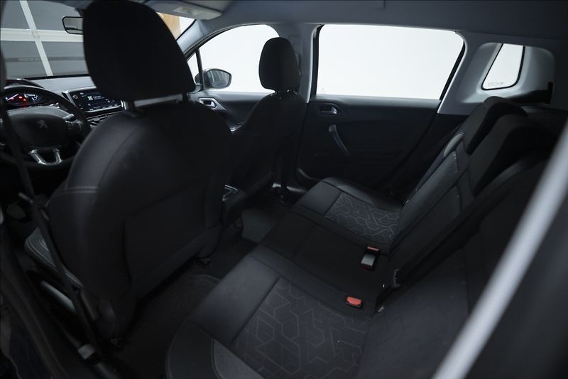 Peugeot 2008 1,2 i 1. AUT. AC VÝHŘEV 1. MAJ - fotka 12 z 36