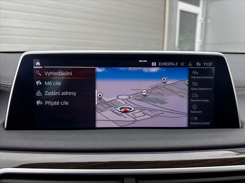 BMW Řada 7 4,4 750i xDrive 390 kW DPH - fotka 32 z 40