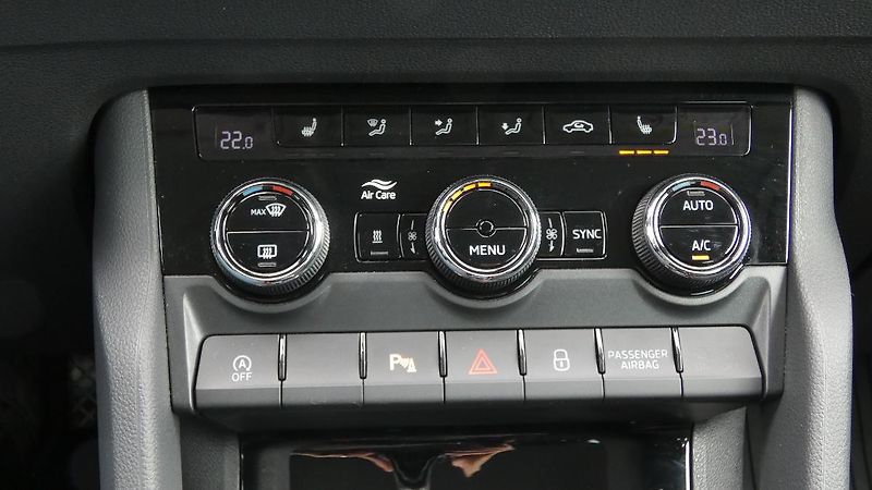 Škoda Karoq 2.0 TDI 110 kW Fresh 4x4 DSG - fotka 17 z 25