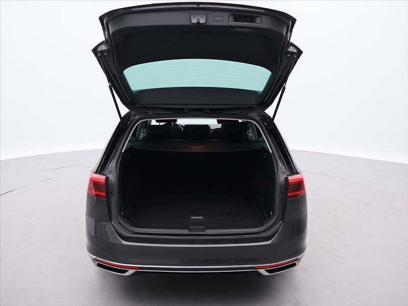 Volkswagen Passat 2,0 TDI 110kW DSG Elegance - fotka 9 z 34