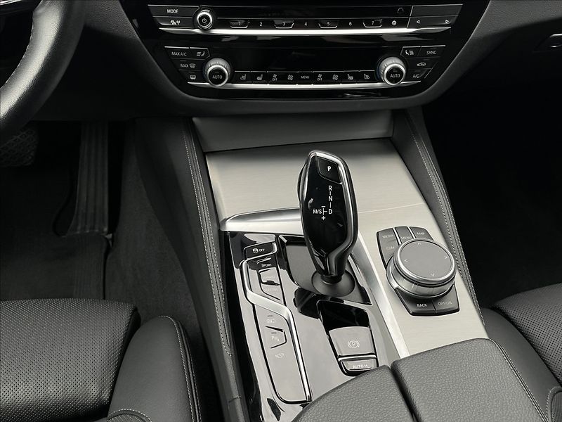 BMW Řada 5 2,0 530e xDrive A8 Luxury Line - fotka 12 z 22
