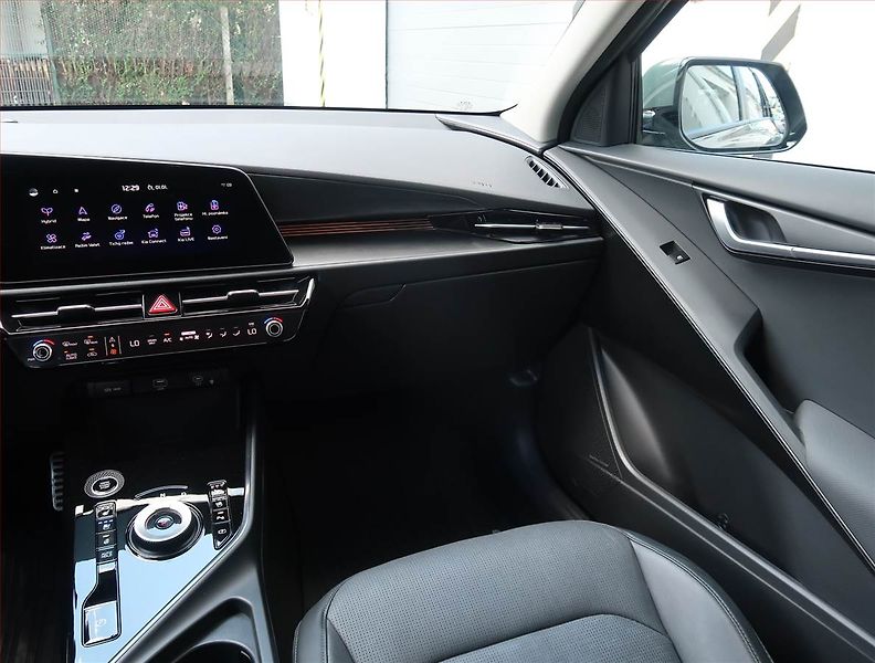 Kia Niro (2023) Premium Hybrid - fotka 8 z 29