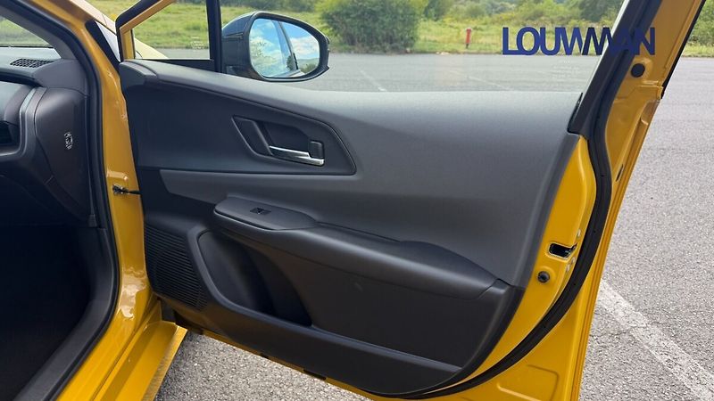 Toyota Prius 2.0 PHEV PRESTIGE - fotka 16 z 24