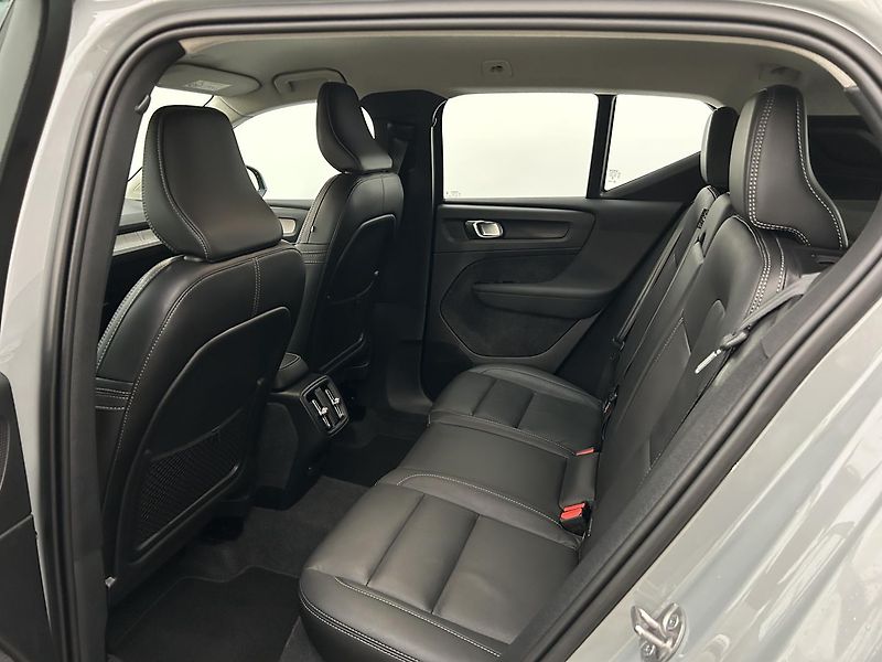 Volvo XC40 2.0 B3 ESSENTIAL - fotka 11 z 30