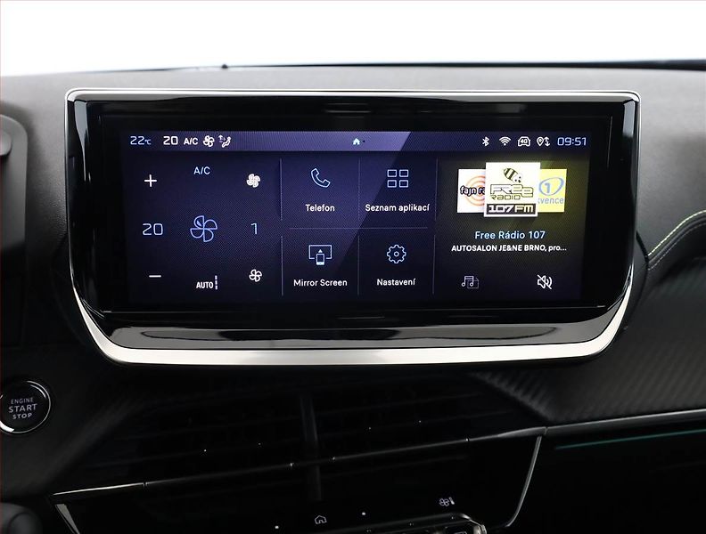 Peugeot 2008 (2025) 54 kWh, SoH 98%, digi klima - fotka 13 z 20