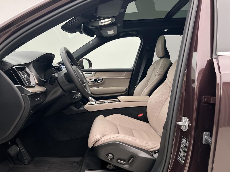 Volvo XC90 T8 AWD RECHARGE ULTRA BRIGHT - fotka 3 z 57