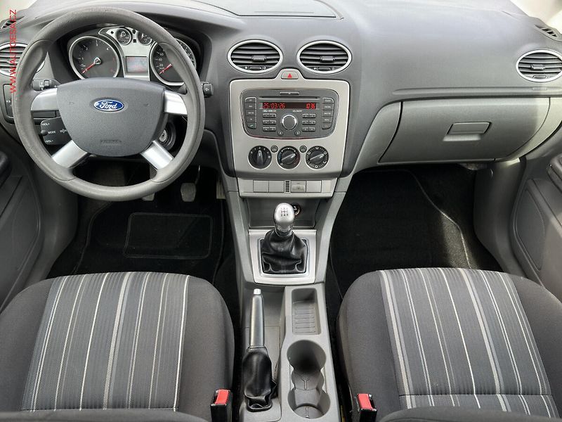 Ford Focus (2011) 1.6 TDCi, AC, STK3/28 - fotka 8 z 15