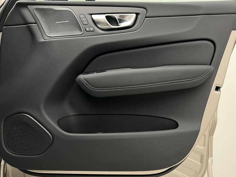 Volvo XC60 B5 AWD DARK PLUS AUT CZ - fotka 49 z 49