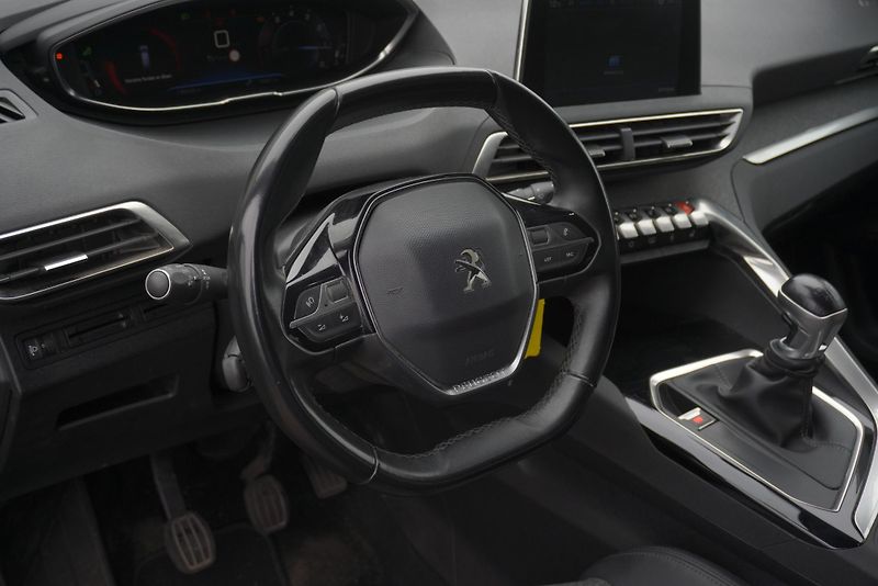 Peugeot 5008 (2020) 5008  1,2I 96 kW ALLURE 7 MÍST - fotka 13 z 32