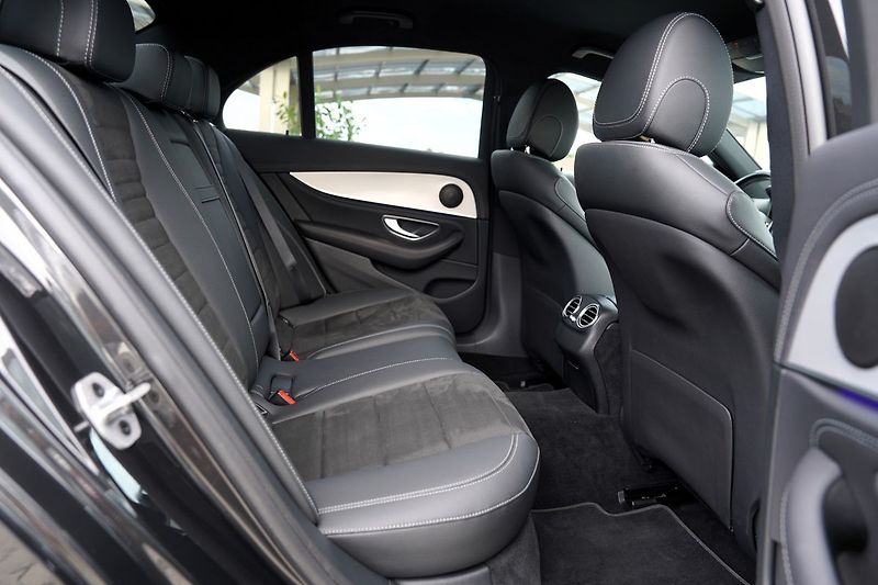 Mercedes-Benz Třídy E E 200 4Matic AMG/LED/360/ČR - fotka 26 z 40