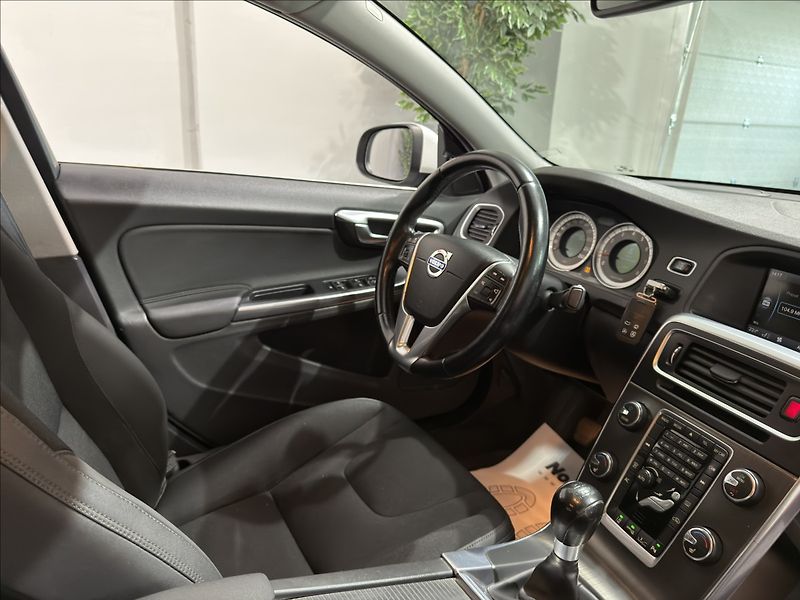Volvo S60 1,6   T3 SUMMUM XENON BLIS - fotka 22 z 33