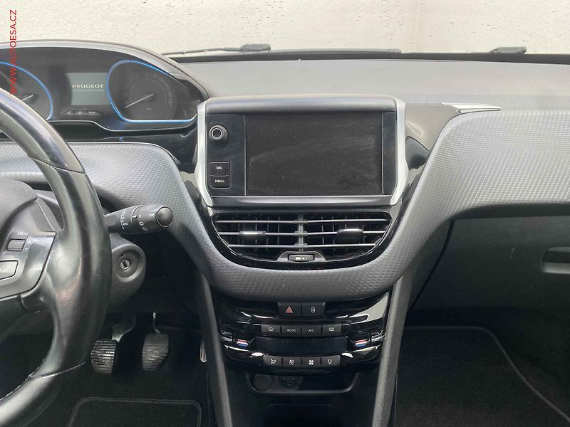 Peugeot 2008 (2017) 1.2 PT, Allure, navi, kamera - fotka 12 z 17