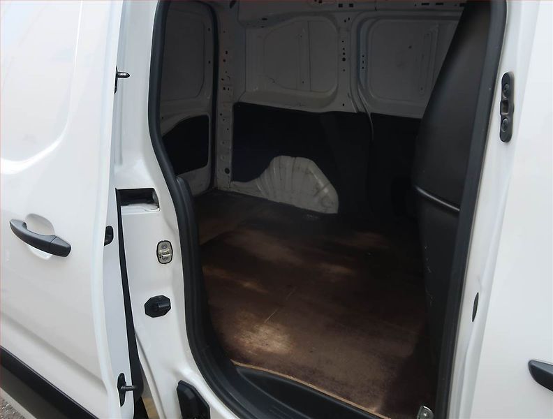 Opel Combo (2022) 1.2 Turbo, ČR, DPH - fotka 14 z 14