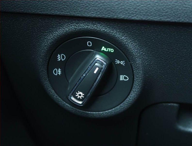 Škoda Karoq (2019) Style 1.6 TDI, Navi, Tempomat - fotka 17 z 22